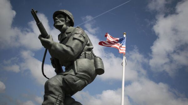 На этом снимке, сделанном 31 мая 2014 года, изображена статуя американского солдата рядом с американским флагом у Мемориала Брюшевиля на северо-западе Франции. - Sputnik Абхазия