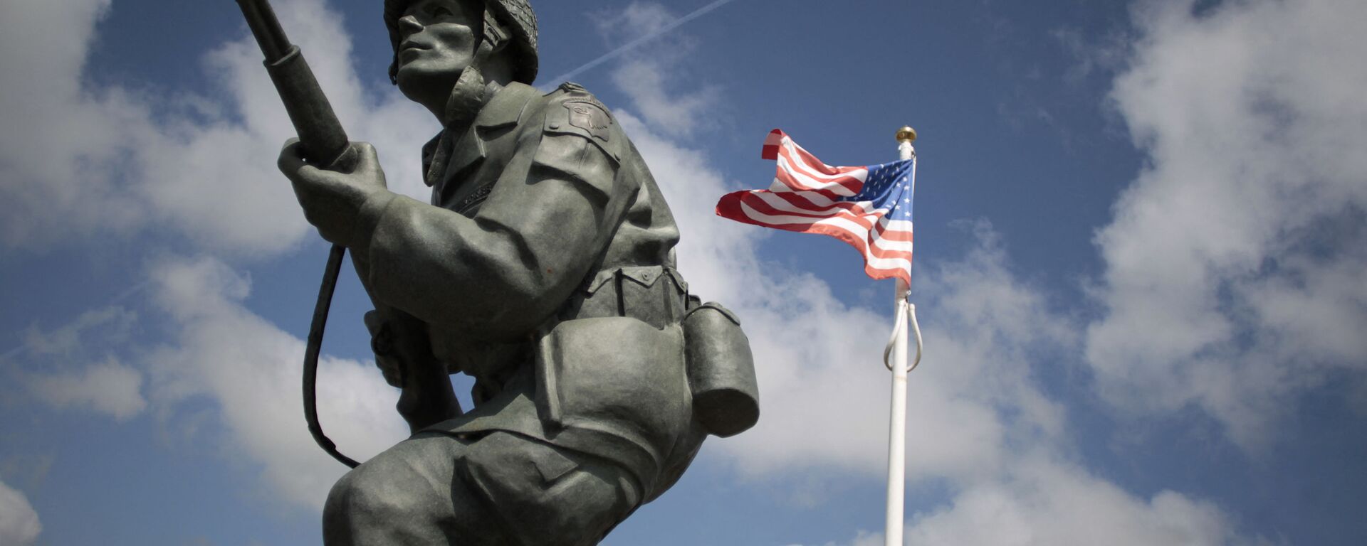 На этом снимке, сделанном 31 мая 2014 года, изображена статуя американского солдата рядом с американским флагом у Мемориала Брюшевиля на северо-западе Франции. - Sputnik Абхазия, 1920, 11.09.2021
