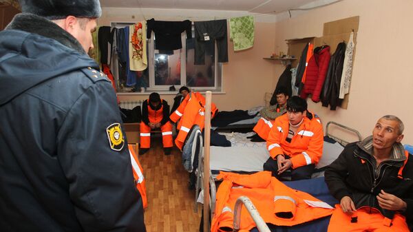 Иностранные рабочие во время проведения правоохранитльными органами рейда по выявлению нелегальных мигрантов в рамках проведения оперативно-профилактического мероприятия Нелегальный мигрант в Казани. - Sputnik Абхазия
