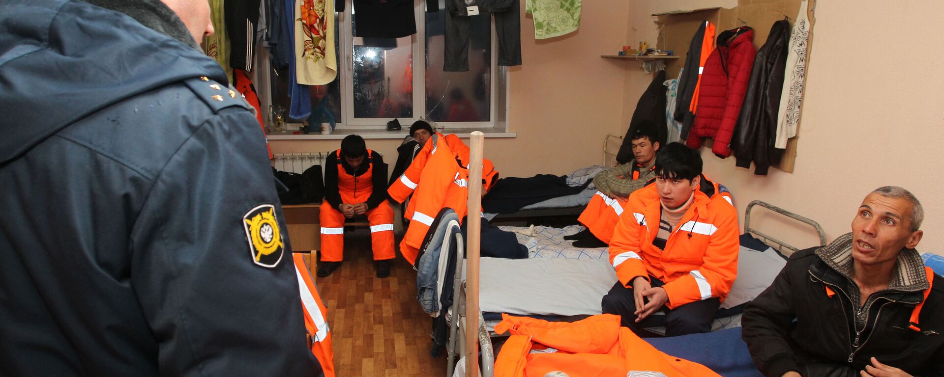 Иностранные рабочие во время проведения правоохранитльными органами рейда по выявлению нелегальных мигрантов в рамках проведения оперативно-профилактического мероприятия Нелегальный мигрант в Казани. - Sputnik Абхазия, 1920, 10.09.2025