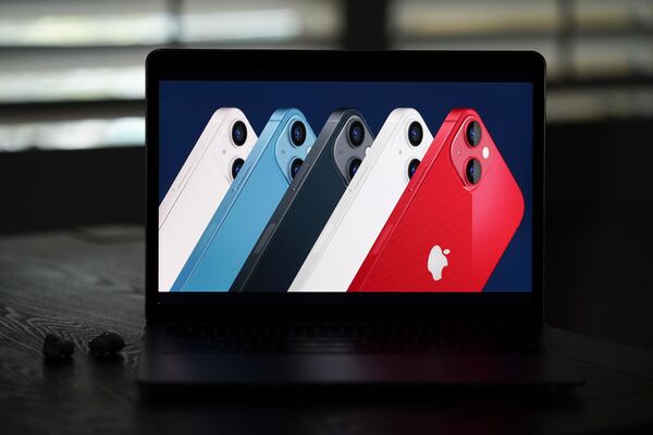 Новые смартфоны iPhone 13 на экране ноутбука. - Sputnik Абхазия