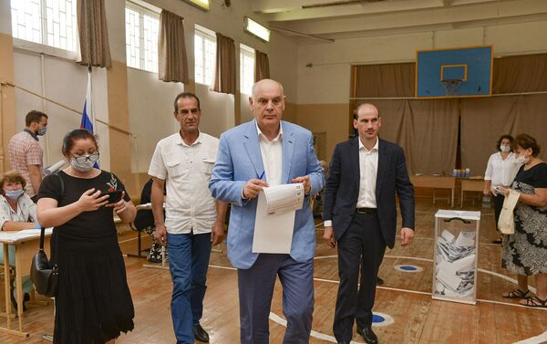Аслан Бжания проголосовал на выборах в Госдуму России - Sputnik Абхазия