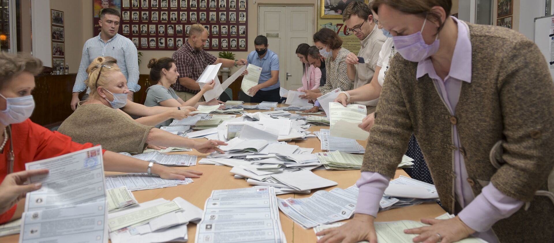 Все избирательные участки по выборам в Государственную Думу России начали подсчет голосов  - Sputnik Абхазия, 1920, 20.09.2021
