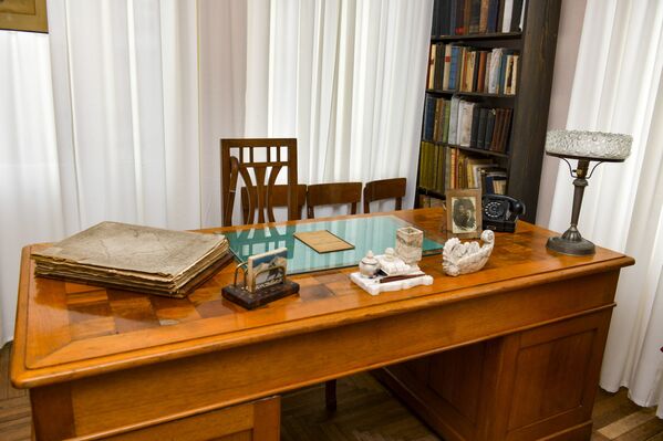 А это письменный стол, за которым автор сочинял знаменитые произведения. - Sputnik Абхазия