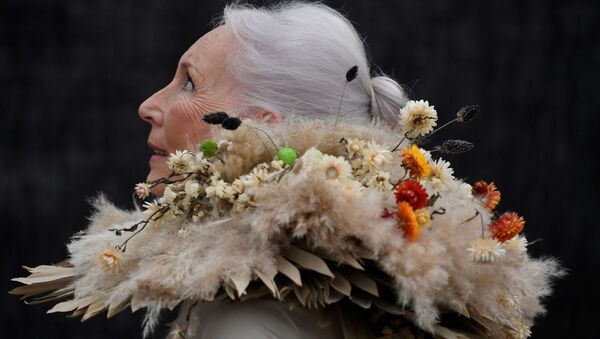 Женщина в венке из сухих цветов на RHS Chelsea Flower Show в Лондоне - Sputnik Абхазия