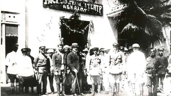 Нестор Лакоба Николай Акиртава и другие перед зданием первого Гостеатра ССР Абхазии 1921 год. - Sputnik Абхазия
