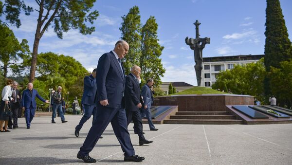 Руководство страны возложило цветы к мемориалу в Парке Славы в Сухуме  - Sputnik Абхазия