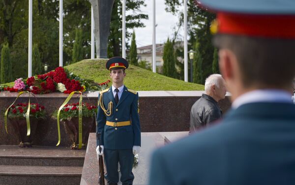 Возложение цветов в парке Славы в Сухуме  - Sputnik Абхазия