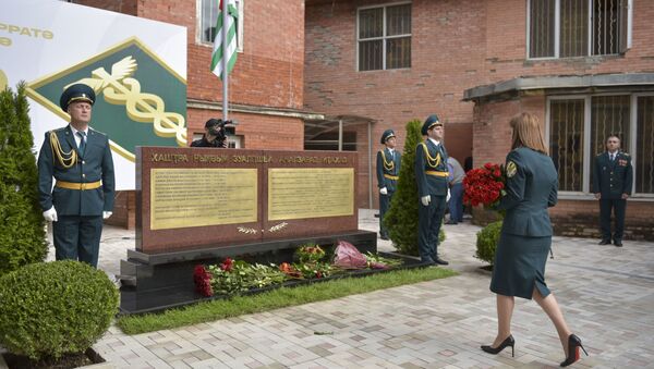 Памятник погибшим сотрудникам открыли в Государственном таможенном комитете - Sputnik Абхазия