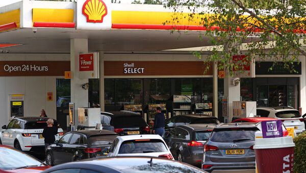 Автомобилисты выстраиваются в очередь, чтобы заправить свои автомобили бензином или дизельным топливом у бензозаправочного центра Shell возле Фарнборо, к западу от Лондона - Sputnik Абхазия