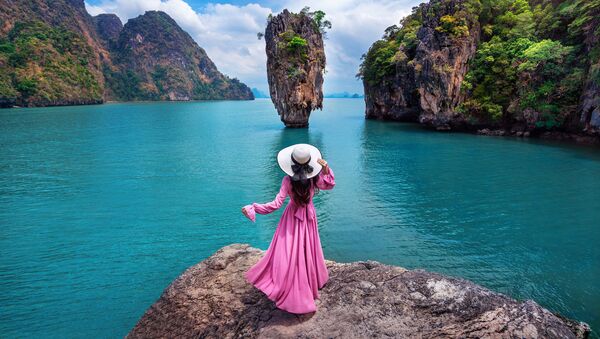 Девушка на скале острова Джеймса Бонда в Пхангнга, Таиланд. - Sputnik Абхазия