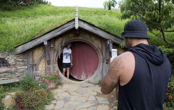 Туристы фотографируются во время экскурсии по фильму «Хоббит», Новая Зеландия. - Sputnik Абхазия