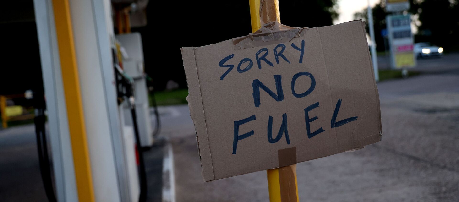 Знак, показывающий клиентам, что закончилось топливо, изображен на заправочной станции Hilltop Garage в Ротли, Лестершир, Великобритания, 25 сентября 2021 года. - Sputnik Абхазия, 1920, 28.09.2021