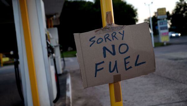 Знак, показывающий клиентам, что закончилось топливо, изображен на заправочной станции Hilltop Garage в Ротли, Лестершир, Великобритания, 25 сентября 2021 года. - Sputnik Абхазия