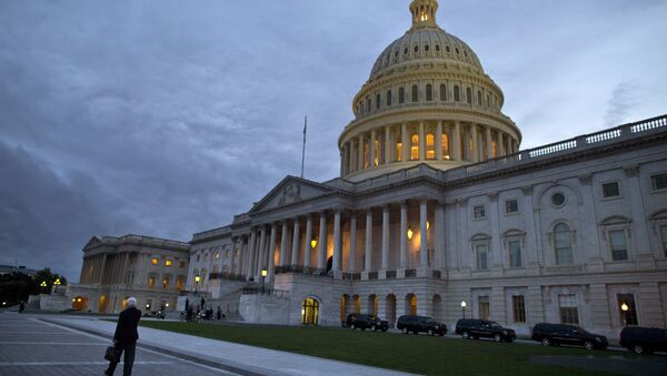 На этой фотографии от 15 октября 2013 года показан вид на здание Капитолия США в сумерках в Вашингтоне. Даже если Конгресс достигнет в последнюю минуту или нарушит крайний срок сделку, чтобы предотвратить федеральный дефолт и полностью открыть правительство, выборные должностные лица, вероятно, вернутся к своей жесткой марке балансирования на грани войны, возможно, неоднократно. Переговоры между Палатой представителей и Сенатом почти не затрагивают глубинные причины тупика с долгами и расходами, который подтолкнул страну к экономическому кризису в 2011 году, в декабре прошлого года и снова в этом месяце. - Sputnik Абхазия