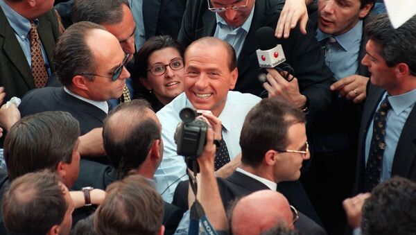 Сильвио Берлускони во время митинга в Милане - Sputnik Абхазия