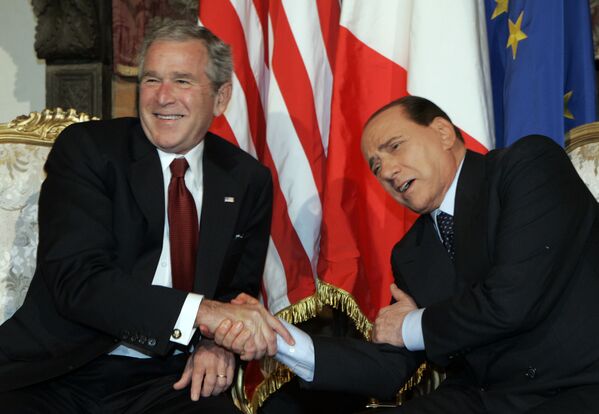 Президент США Джордж Буш и премьер-министр Италии Сильвио Берлускони шутят во время встречи в Риме, 2008 год. - Sputnik Абхазия