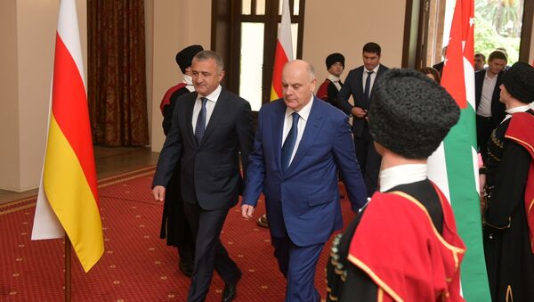 Делегация представителей правительства Южной Осетии во главе с президентом Анатолием Бибиловым прибыла в Абхазию  - Sputnik Абхазия