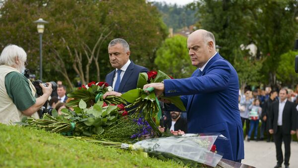 Аслан Бжания и Анатолий Бибилов возложили цветы к мемориалу в Парке Славы - Sputnik Абхазия