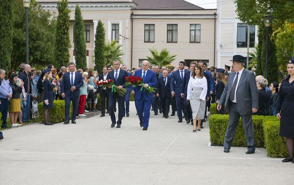 Аслан Бжания и Анатолий Бибилов возложили цветы к мемориалу в Парке Славы  - Sputnik Абхазия