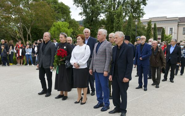 Аслан Бжания и Анатолий Бибилов возложили цветы к мемориалу в Парке Славы  - Sputnik Абхазия