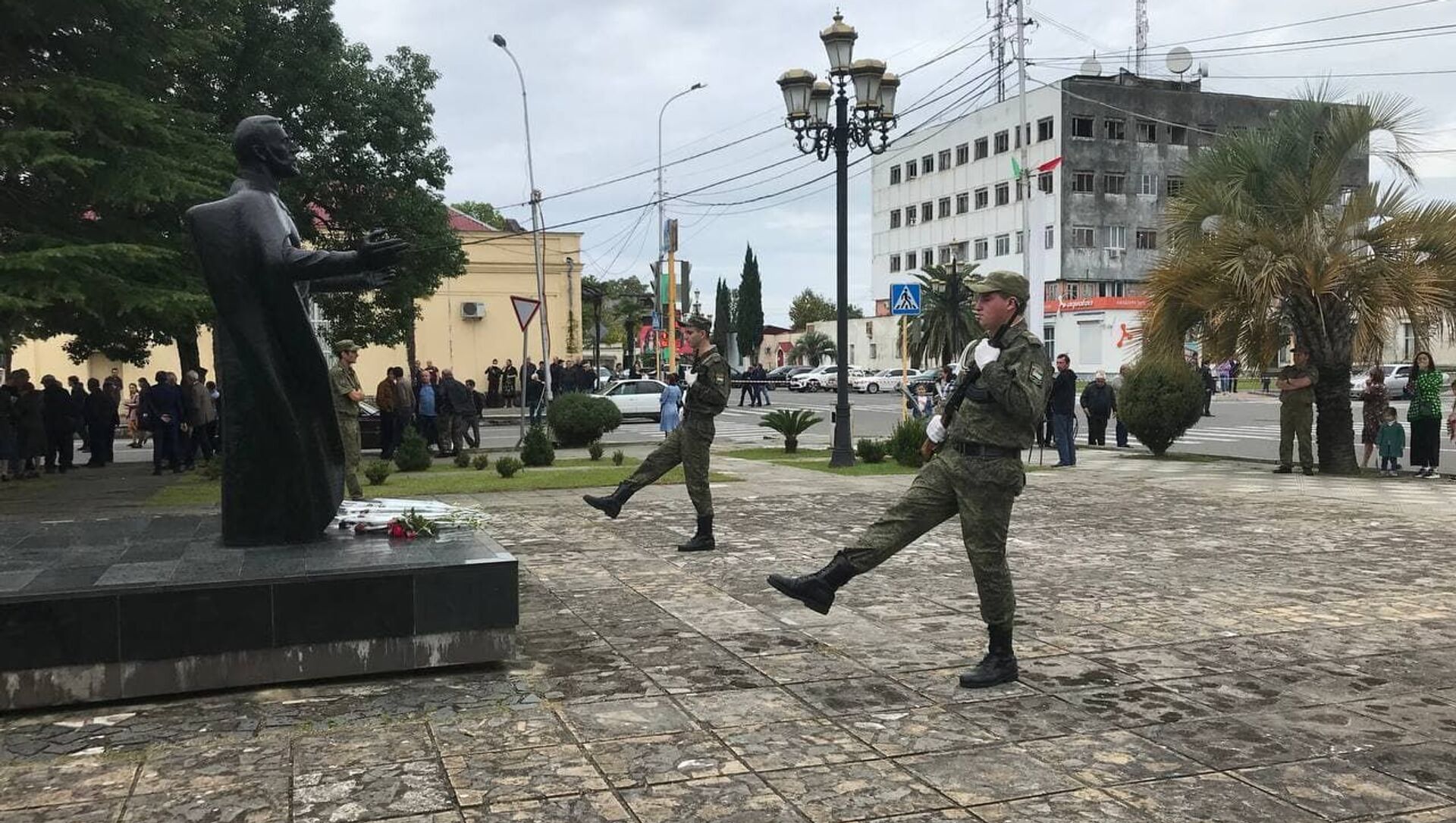 Возложение цветов у памятника в Гудауте Возложение цветов у памятника в Гудауте - Sputnik Абхазия, 1920, 30.09.2021