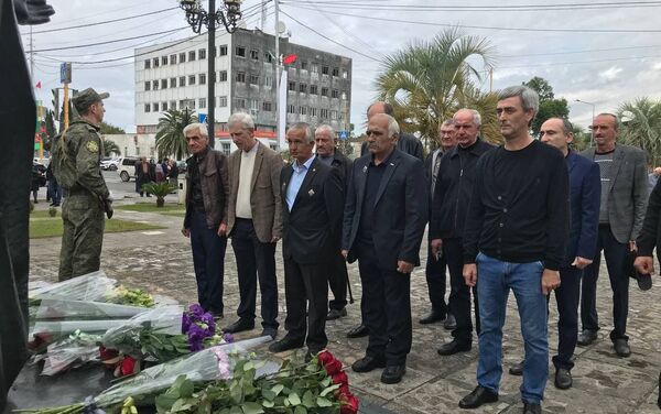 Возложение цветов у памятника в Гудауте  - Sputnik Абхазия