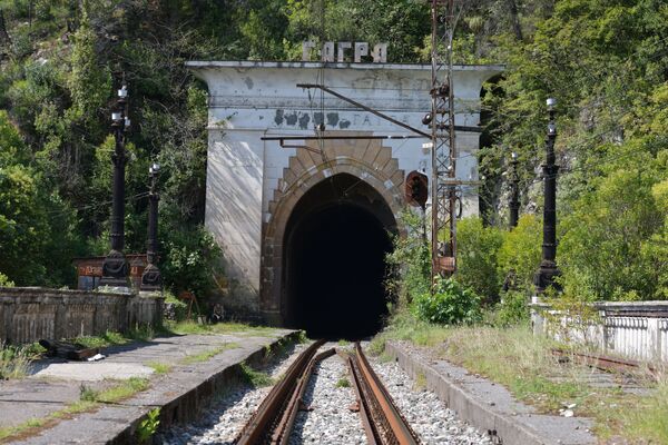 Станция представляет собой оригинальное инженерное сооружение  - виадук, возведенный в Жоэкварском ущелье между двух тоннелей. - Sputnik Абхазия