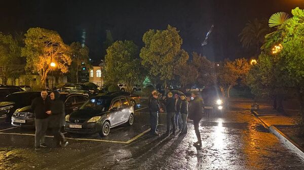 Собравшиеся у здания Парламента Абхазии разошлись  - Sputnik Абхазия