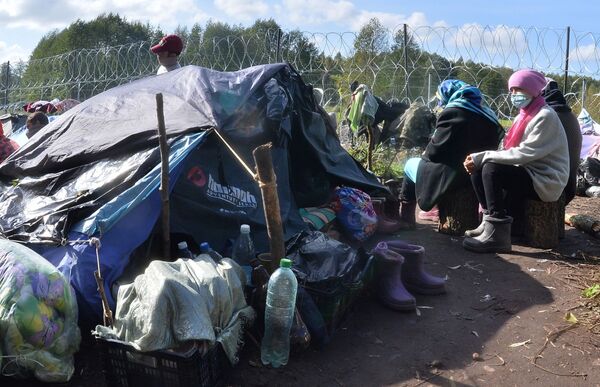 Люди в лагере нелегальных мигрантов из Афганистана на белорусско-польской границе возле деревни Уснар-Дольное. - Sputnik Абхазия