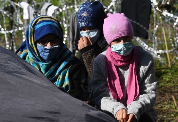 Люди в лагере нелегальных мигрантов из Афганистана на белорусско-польской границе возле деревни Уснар-Дольное. - Sputnik Абхазия