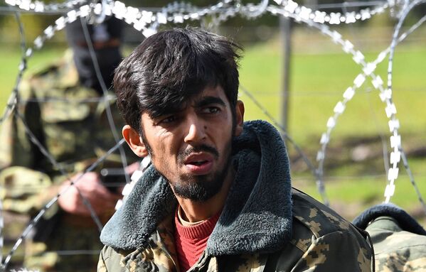 Мужчина в лагере нелегальных мигрантов из Афганистана на белорусско-польской границе возле деревни Уснар-Дольное. - Sputnik Абхазия