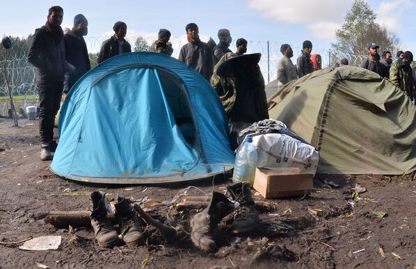 Люди в лагере нелегальных мигрантов из Афганистана на белорусско-польской границе разместились прямо в палатках. - Sputnik Абхазия