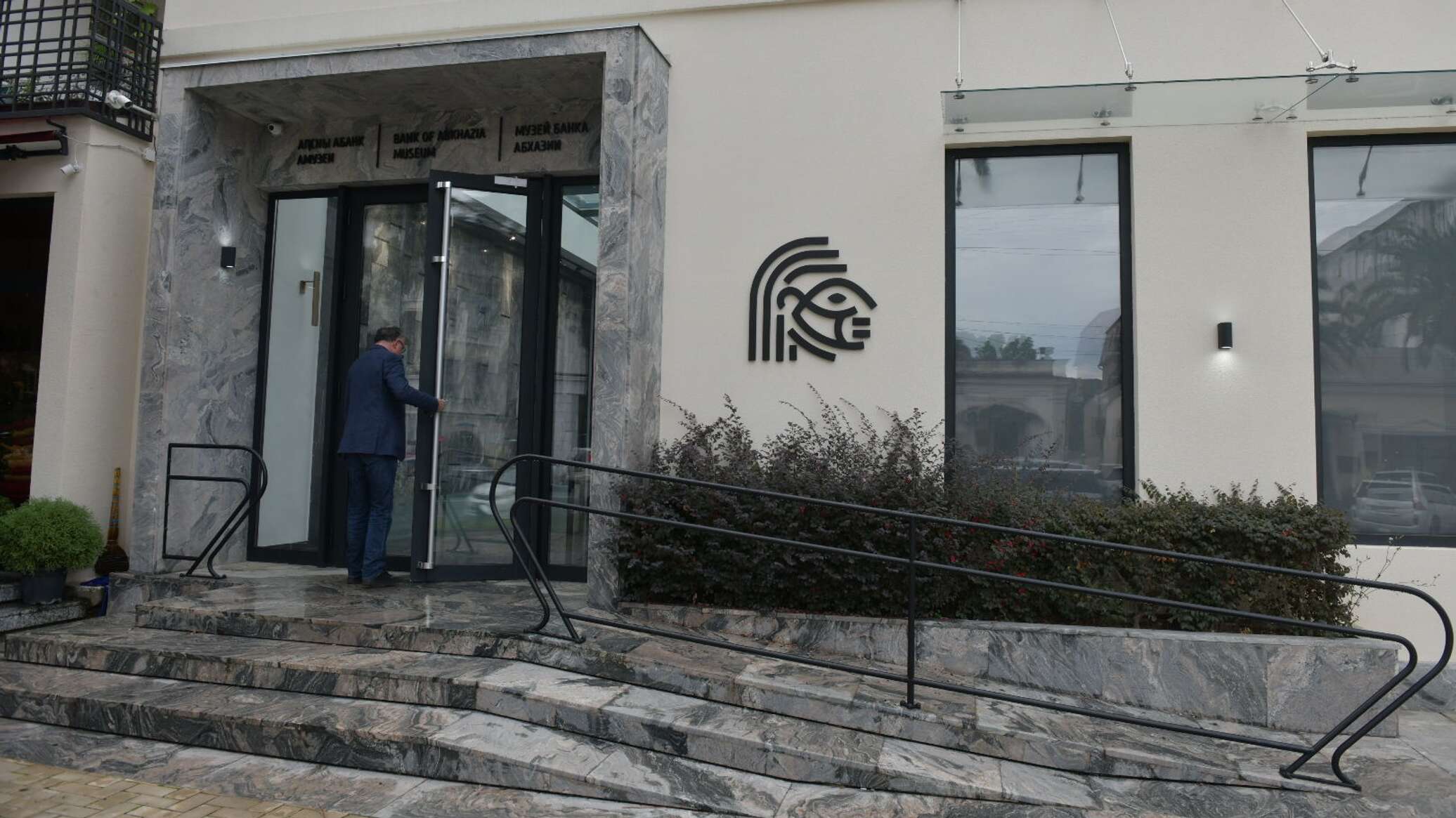 Фото банкоматов в абхазии. Сбербанк в гаграх абхазия банкоматы. Снять деньги в абхазии. Снять деньги в абхазии. Снять деньги в абхазии.