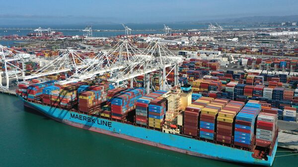 ОКЛЕНД, КАЛИФОРНИЯ - 9 СЕНТЯБРЯ: С высоты птичьего полета морские контейнеры сидят на контейнеровозе в порту Окленда 9 сентября 2021 года в Окленде, Калифорния. Поскольку пандемия COVID-19 продолжается, нехватка транспортных контейнеров привела к резкому росту цен на контейнеры и нарушила цепочку поставок. Год назад стоимость аренды контейнера составляла около 1900 долларов, сейчас - около 14000 долларов. Стоимость стандартного 40-футового контейнера увеличилась вдвое. Джастин Салливан - Sputnik Абхазия