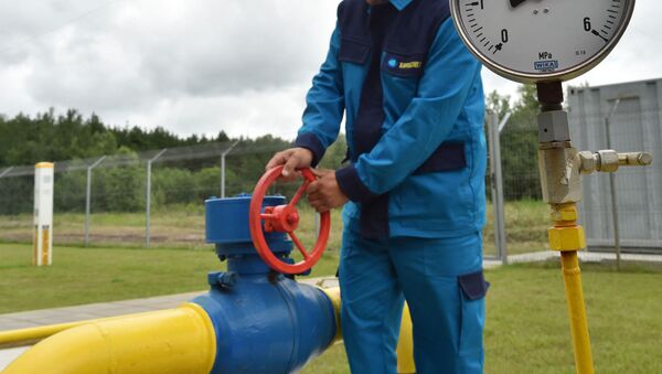 Сотрудник поворачивает вентиль на трубопроводе дожимной газокомпрессорной станции Восточная Полтава недалеко от украинского города Полтава после торжественной церемонии открытия новой станции 27 июня 2014 года. Открытие новой станции состоится 27 июня 2014 года. часть амбициозного плана по модернизации газодобывающей инфраструктуры Украины. - Sputnik Абхазия