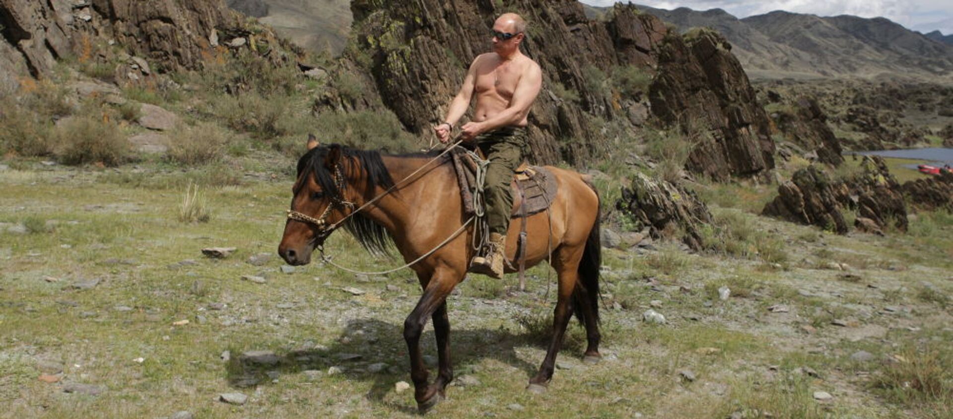 Премьер-министр РФ Владимир Путин во время поездки на лошади на отдыхе в Республике Тыва - Sputnik Абхазия, 1920, 06.10.2021