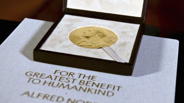 Нобелевский диплом и медаль по физиологии и медицине, врученные Чарльзу М. Райсу, демонстрируются во вторник, 8 декабря 2020 года, во время церемонии в Нью-Йорке.  - Sputnik Абхазия