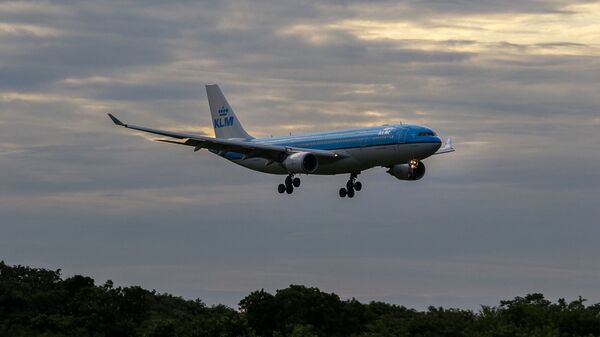 Самолет авиакомпании KLM во время посадки в аэропорту Бразилии  - Sputnik Абхазия