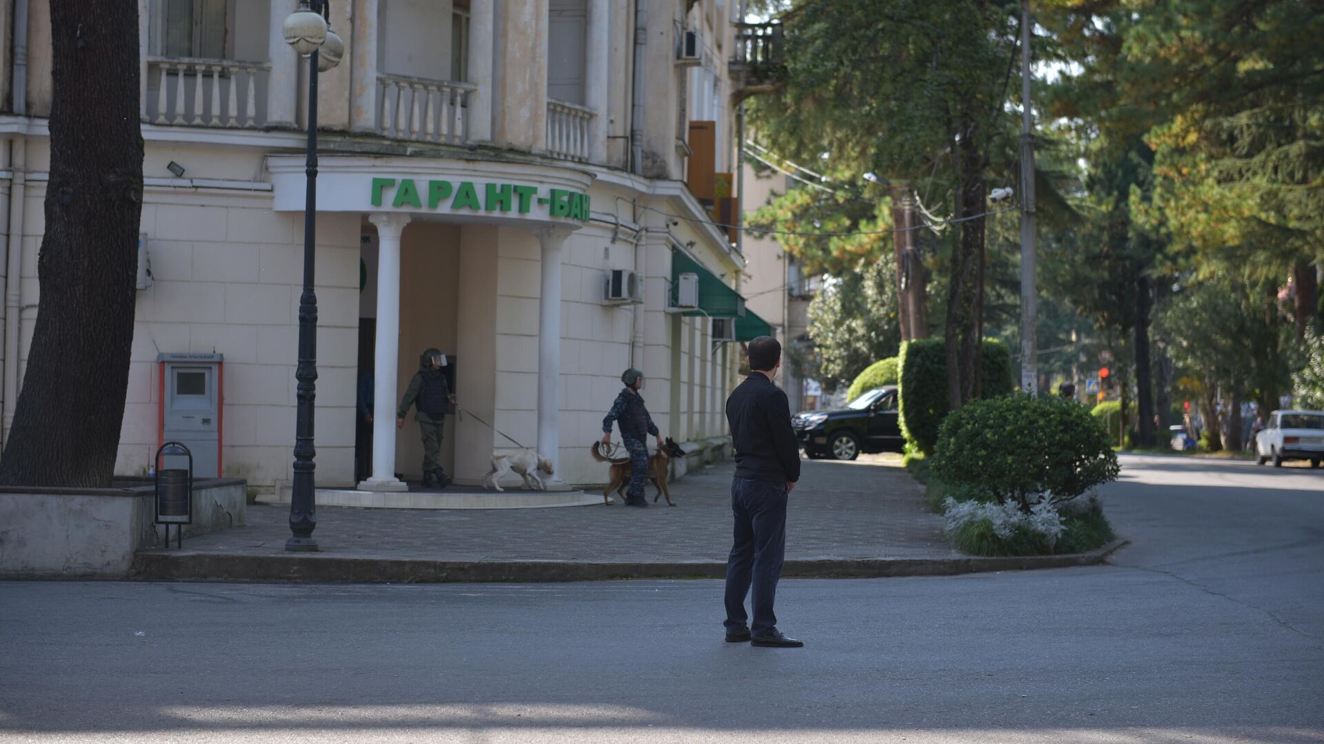 Гарант-Банк в Сухуме окружили сотрудники правоохранительных органов - Sputnik Абхазия, 1920, 13.10.2021