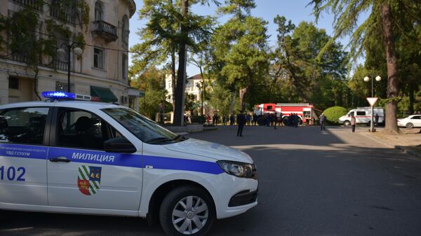 Гарант-Банк в Сухуме окружили сотрудники правоохранительных органов - Sputnik Аҧсны