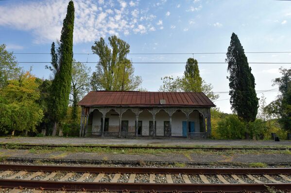Несмотря на то, что сегодня здание заброшено, сохранились резные деревянные балясины. - Sputnik Абхазия