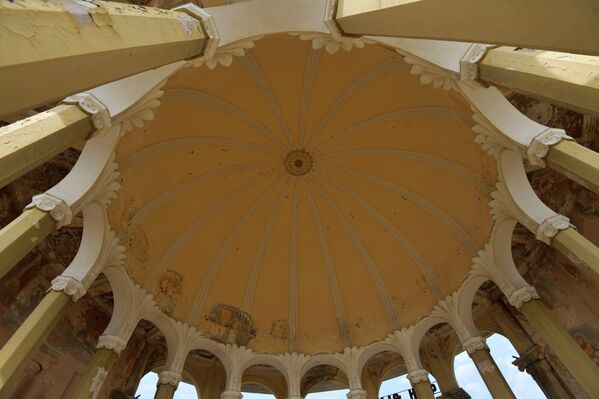 Она сделана в форме большого купола, который подпирают длинные колонны. - Sputnik Абхазия