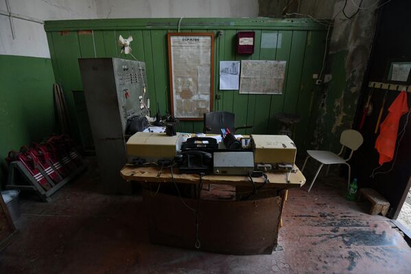 Этот кабинет тоже может показаться заброшенным, но в таких условиях по сей день работают сотрудники станции. - Sputnik Абхазия