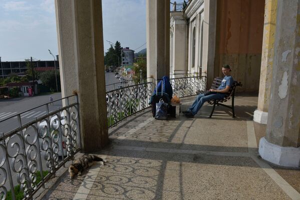 Здание выдержано в колониальном стиле, признаки этого сохранились до сих пор. - Sputnik Абхазия