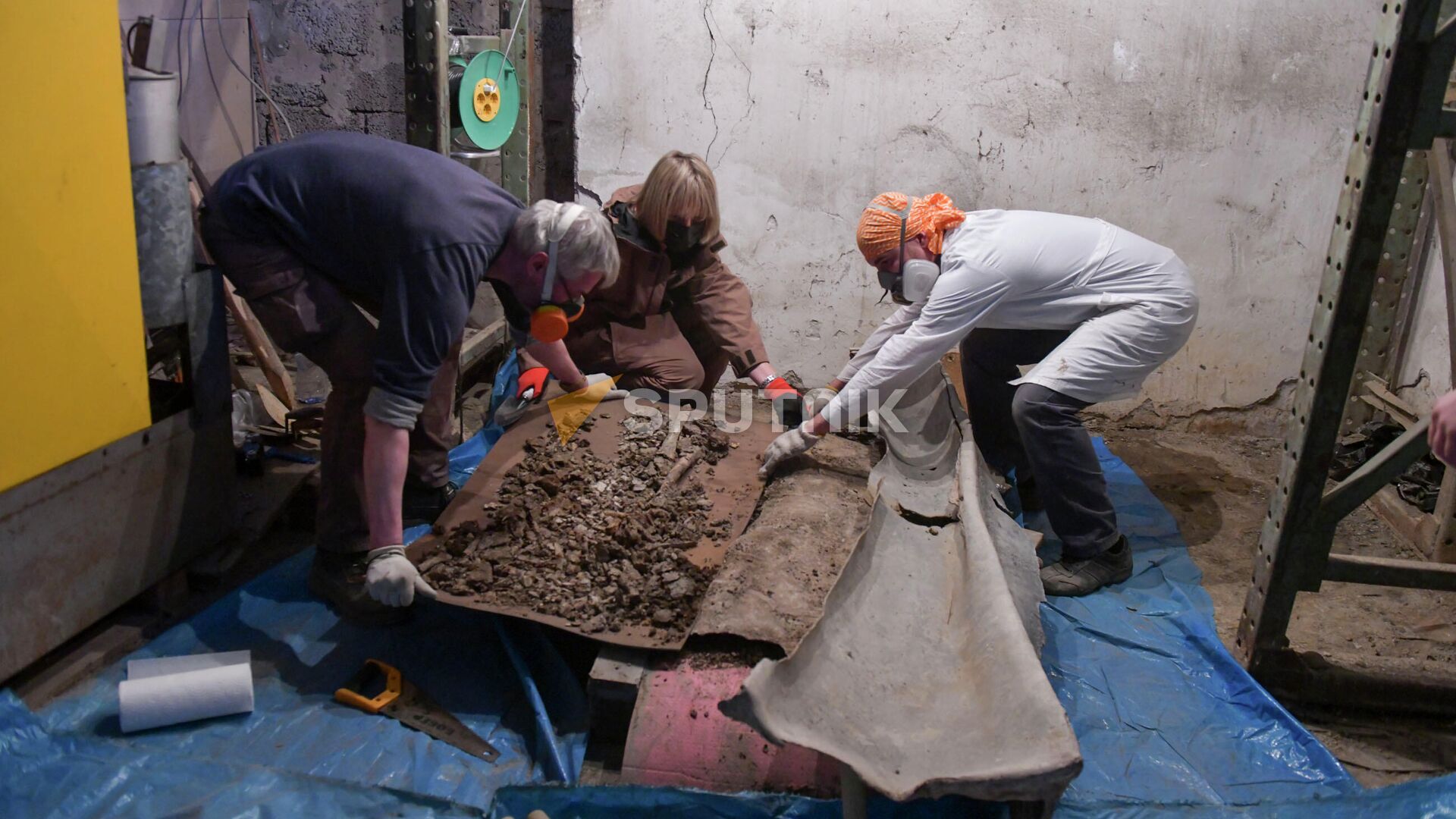 Ученые вскрыли свинцовый саркофаг, найденный в городище Гюэнос - Sputnik Абхазия, 1920, 14.02.2022