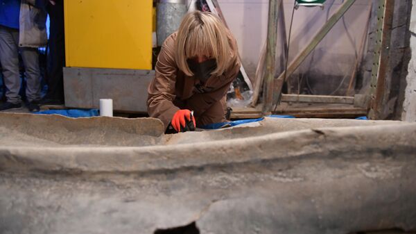 Ученые вскрыли свинцовый саркофаг, найденный в городище Гюэнос - Sputnik Аҧсны