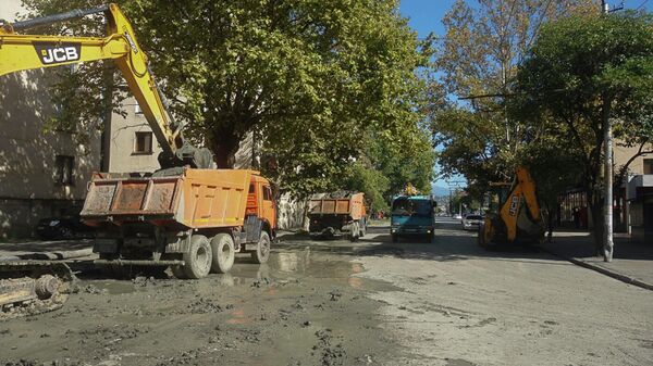 Перекрыто движение на перекрестке улиц Лакоба и Джонуа - Sputnik Абхазия