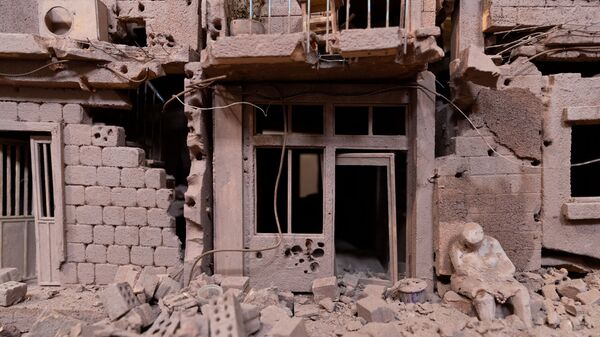 Сирийский скульптор Халед Давва работает над глиняным макетом разрушенной войной сирийской улицы - Sputnik Аҧсны