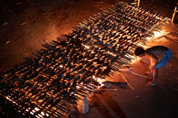 Приготовление рыбы - часть  похоронном ритуала. - Sputnik Абхазия